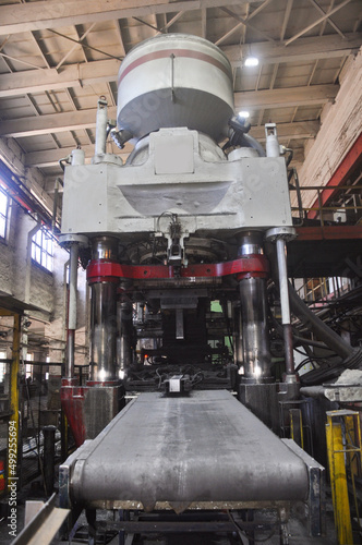 Obraz na plátně Press for the production of refractory materials.