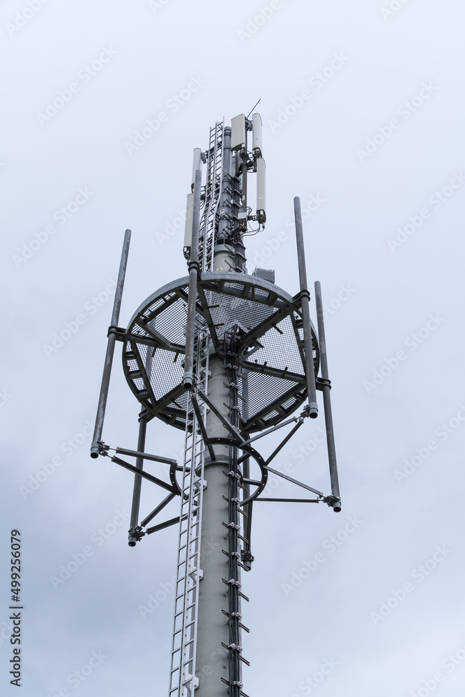 Sendemast Mobilfunk mit Antennen (mobile / cell) Sendemast Mobilfunk mit Antennen (mobile / cell)