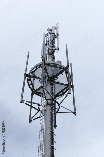 Sendemast Mobilfunk mit Antennen (mobile / cell)
