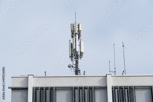 Antennen / Sender Funktelefon / Mobilfunk auf einem Gebäude in der Stadt (Handy-Sendemast) - cell photo