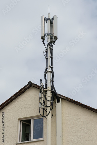 Mobilfunk-Antennen an einem Wohnhaus (Wandmontage) - Handy-Sendemast