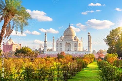 Obraz na płótnie Beautiful garden in front of Taj Mahal, Agra, India w salonie