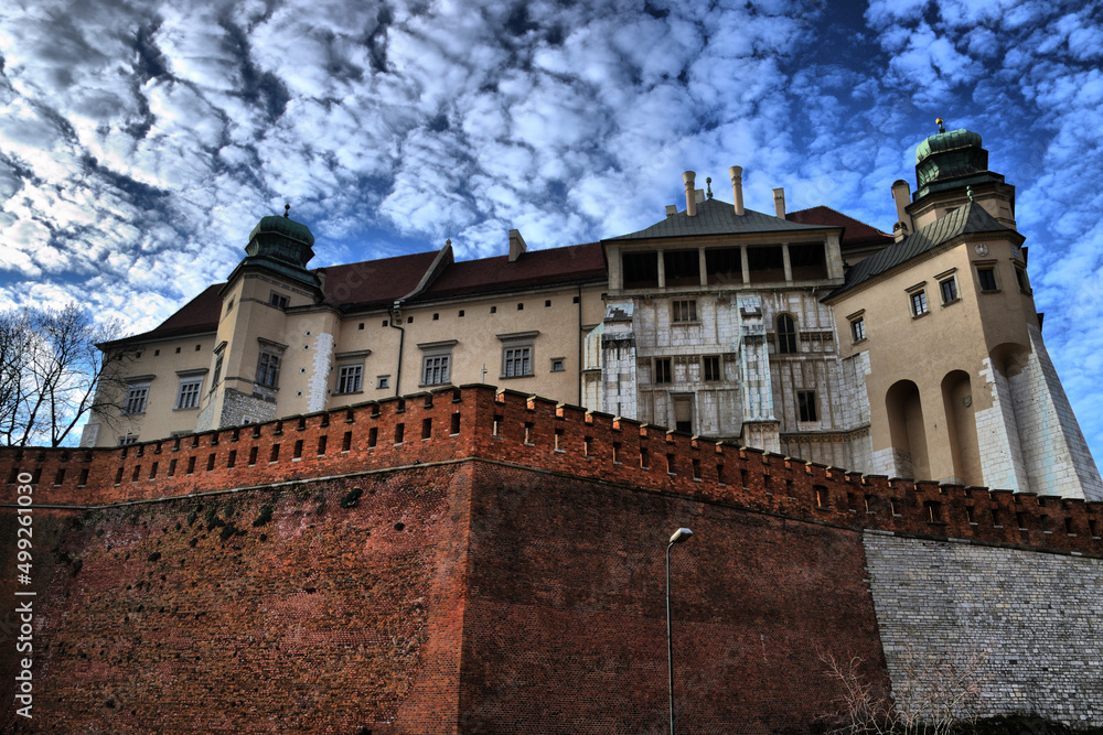 Vistas de los diferentes lugares turísticos de Cracovia, Polonia (Castillo de Wawel). Puesta de sol Vistas de los diferentes lugares turísticos de Cracovia, Polonia (Castillo de Wawel). Puesta de sol
