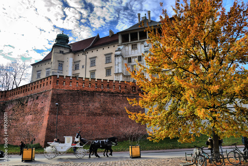 Vistas de los diferentes lugares turísticos de Cracovia, Polonia (Castillo de Wawel). Puesta de sol photo