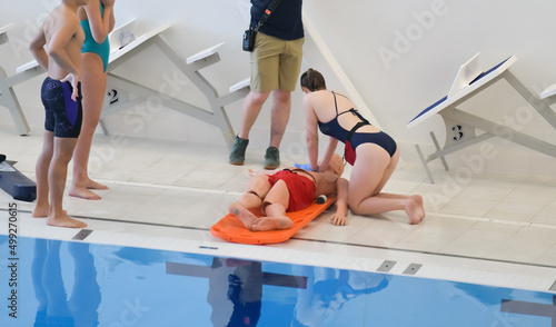Fotografie Females student learns to perform CPR on manikin