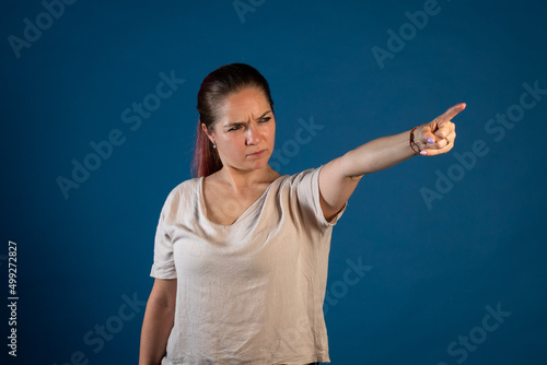 Mujer enojada enviándote a un lugar photo