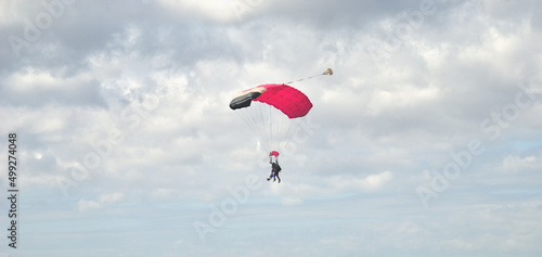 фотографія Duas pessoas a saltar de paraquedas, skydive, desporto radical, com o céu enubla