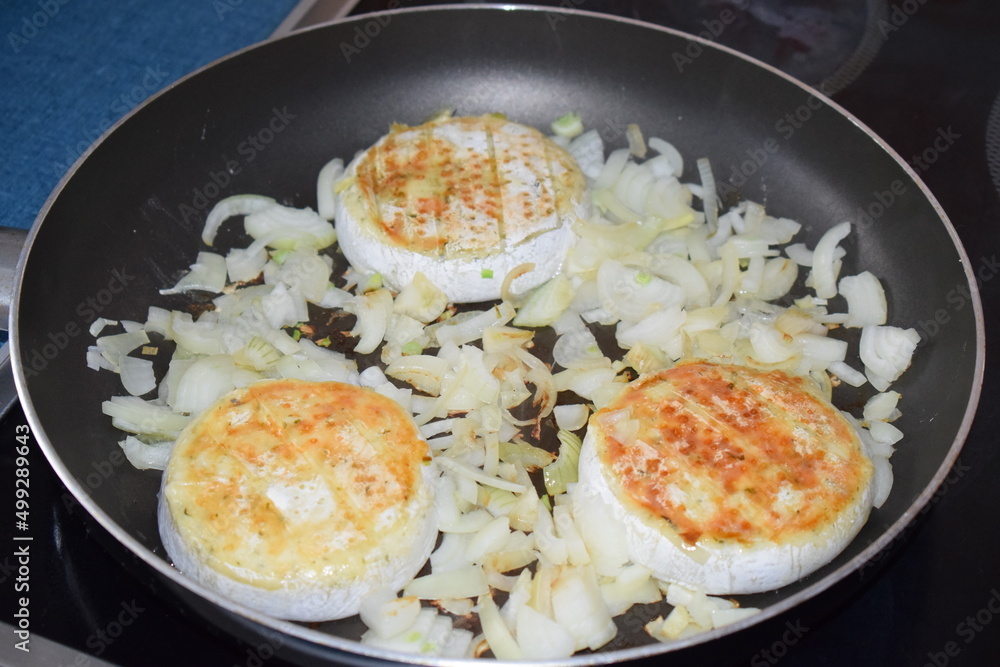 Grillkäse in der Pfanne, gebraten mit Zwiebeln Stock Photo | Adobe Stock