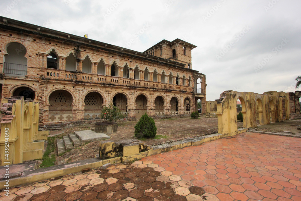 Obraz premium The colonial era monument of Kellie's Castle in Batu Gajah around the town of Ipoh.