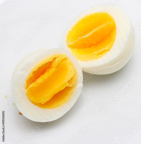 ovo cozido cortado ao meio, pedaços de ovo cozido, alimento branco e amarelo photo