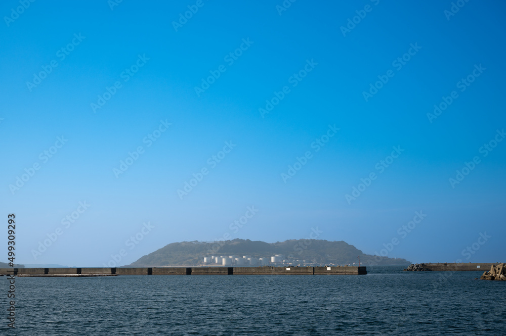 トラフグの水揚げで有名な南風泊漁港から眺める六連島