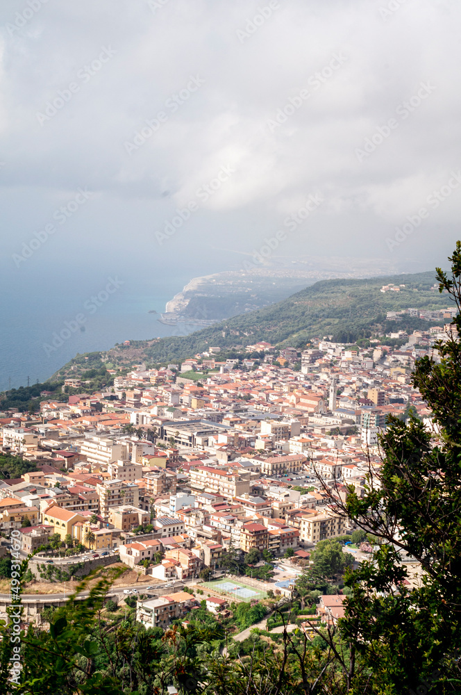 Obraz premium Veduta della città di Palmi dall'alto con nebbia