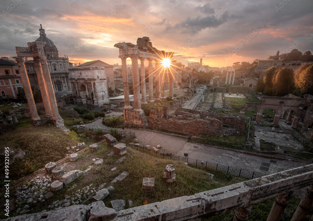 Fototapeta premium Sonnenaufgang in Rom im Forum Romanum in Rom mit Sonnenstern