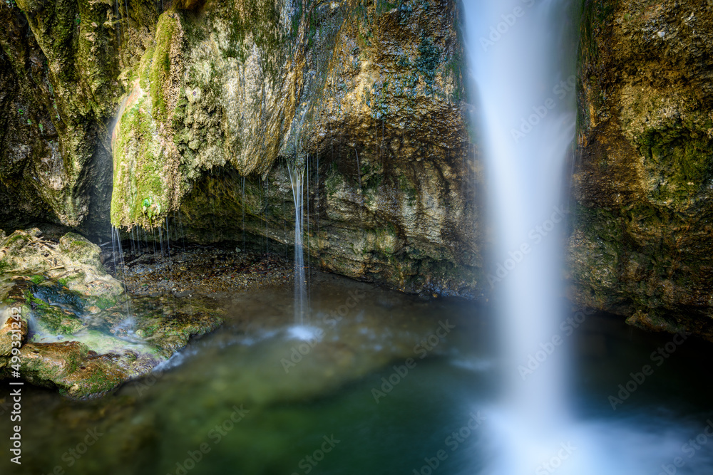 Fototapeta premium Wasserfall mit Tropfsteinen