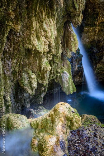 Wasserfall mit Tropfsteinen