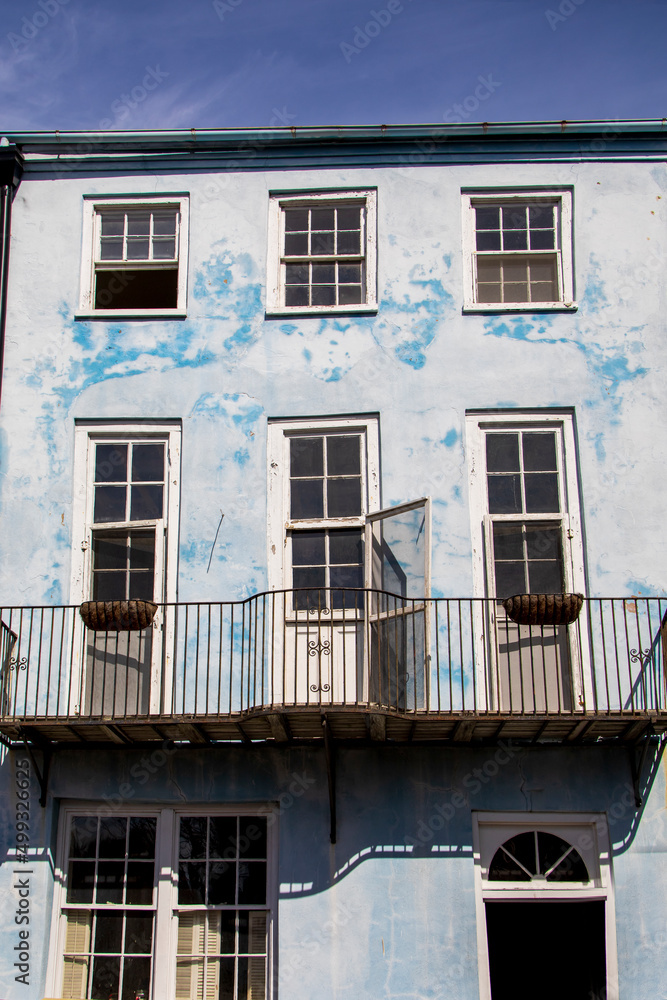 Obraz premium Windows and doors on a faded house