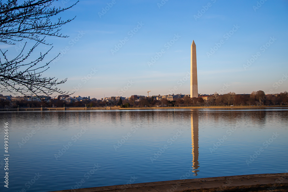 Obraz premium Reflection of Washington monument on a pond