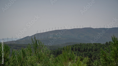 Aéreo generadores productores de electricidad por la fuerza del viento -concepto energía verde y limpia