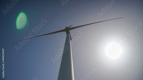 Aéreo generadores productores de electricidad por la fuerza del viento -concepto energía verde y limpia photo