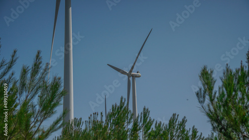 Aéreo generadores productores de electricidad por la fuerza del viento -concepto energía verde y limpia © Tonikko