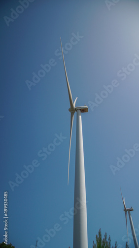 Aéreo generadores productores de electricidad por la fuerza del viento -concepto energía verde y limpia photo