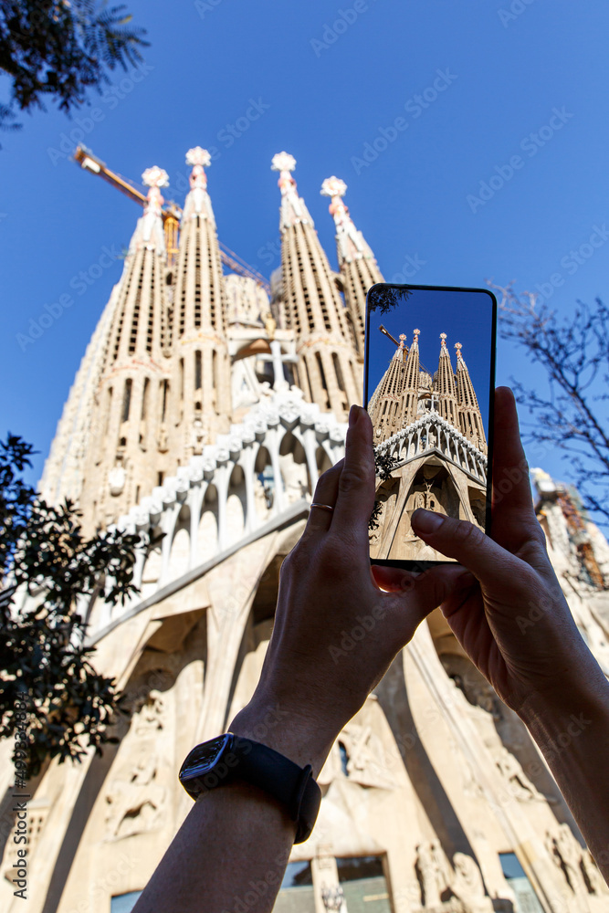 Fototapeta premium Taking a photo of Sagrada Familia with a mobile phone camera in Barcelona, Spain.