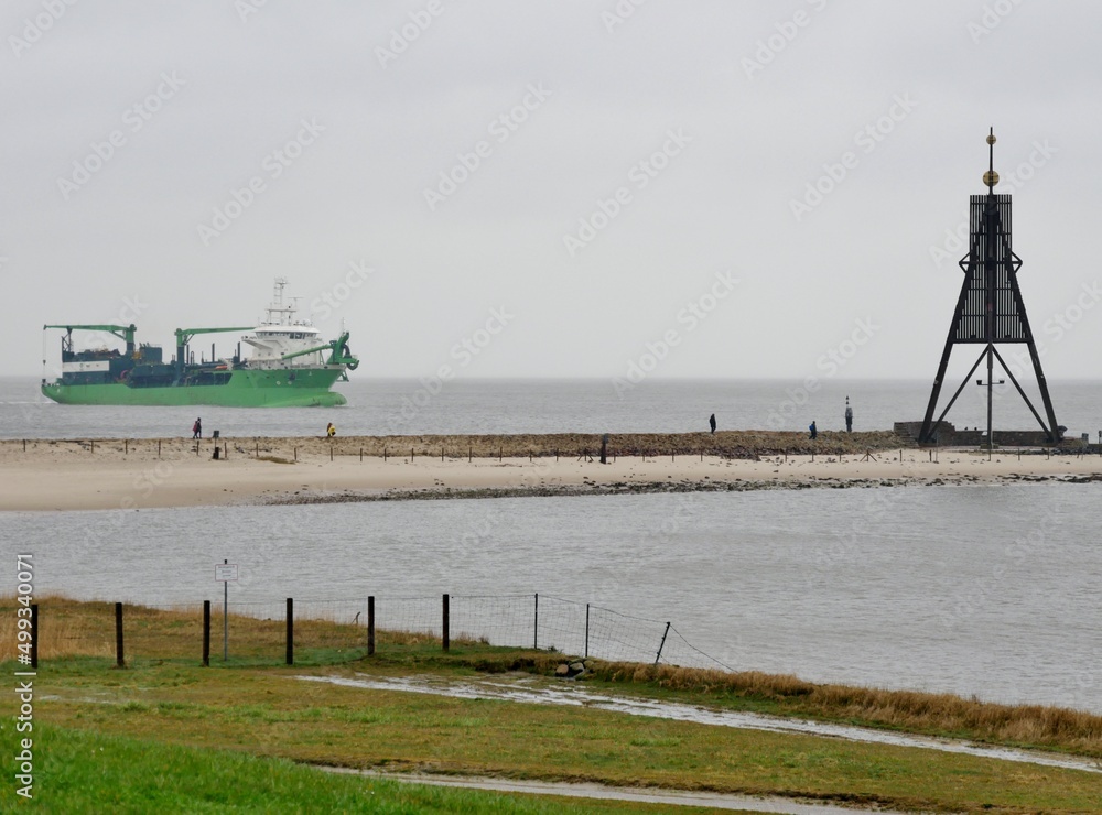Frachter und Kugelbarke vor Cuxhaven