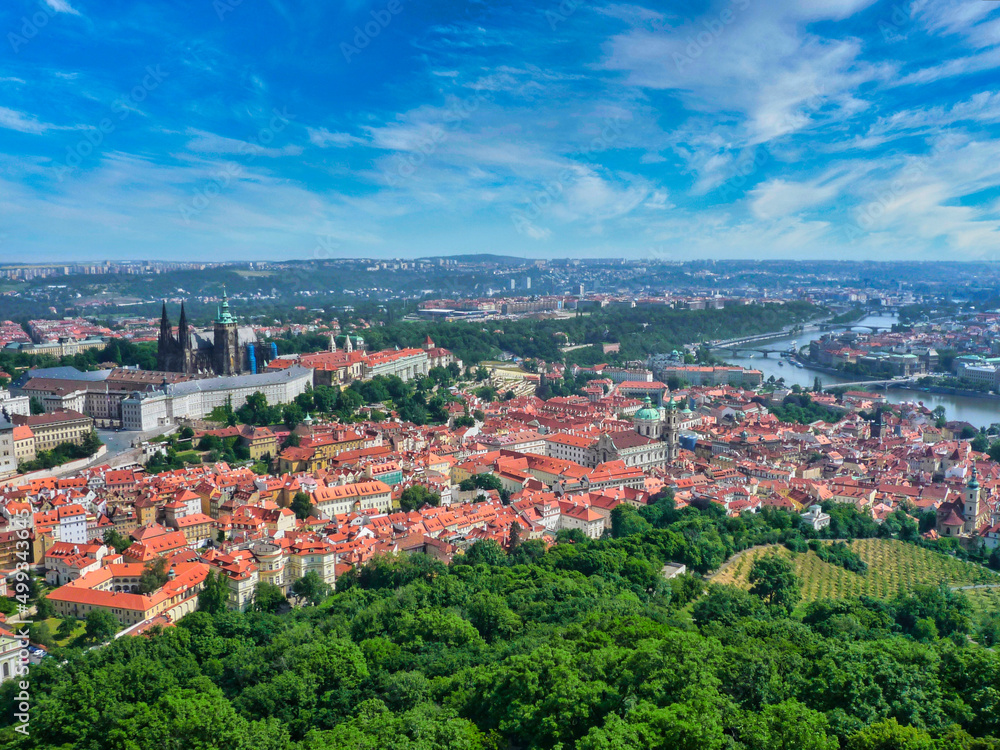 チェコ共和国ペトシーン展望台から望むプラハ城とプラハの街並み