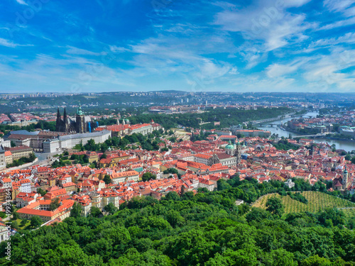 チェコ共和国ペトシーン展望台から望むプラハ城とプラハの街並み