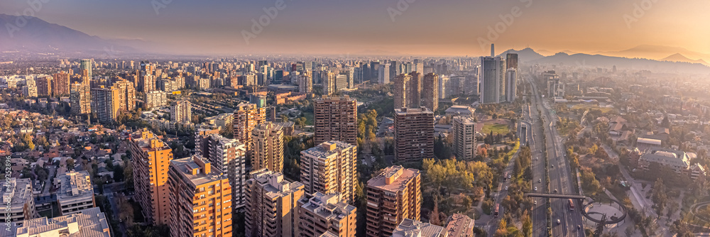 Viviendas en Santiago de Chile, sector Las Condes. Panorámica con drone de ciudad capital. Region Metropolitana. Viviendas en Santiago de Chile, sector Las Condes. Panorámica con drone de ciudad capital. Region Metropolitana.
