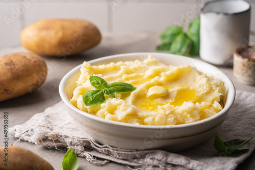 Fotomural Mashed potatoes in white bowl on grey concrete background