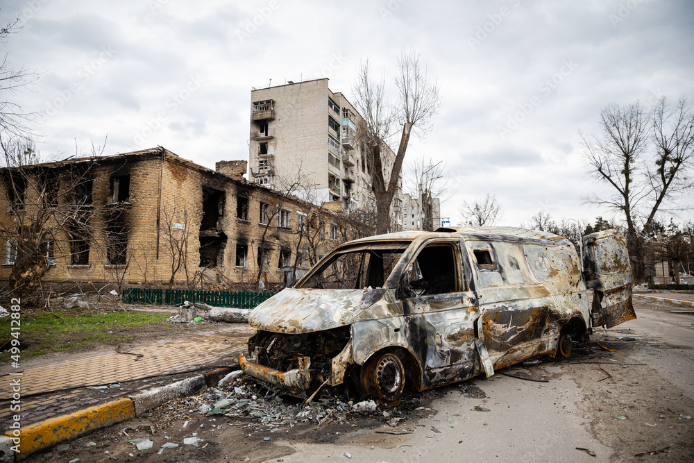 Zerstörte Häuser und Fahrzeuge in Kriegsgebiet der Ukraine - obrazy, fototapety, plakaty 