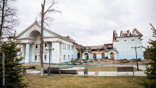 Zerstörte Häuser und Fahrzeuge in Kriegsgebiet der Ukraine photo