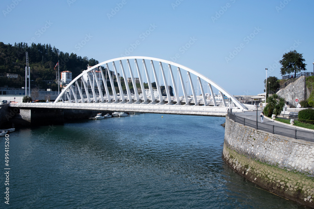 Obraz premium modern bridge in the spanish town of ondarroa