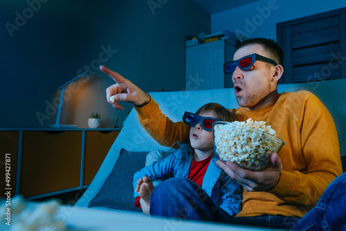Bild auf Leinwand Father and daughter watching movie at home using 3D eye glasses