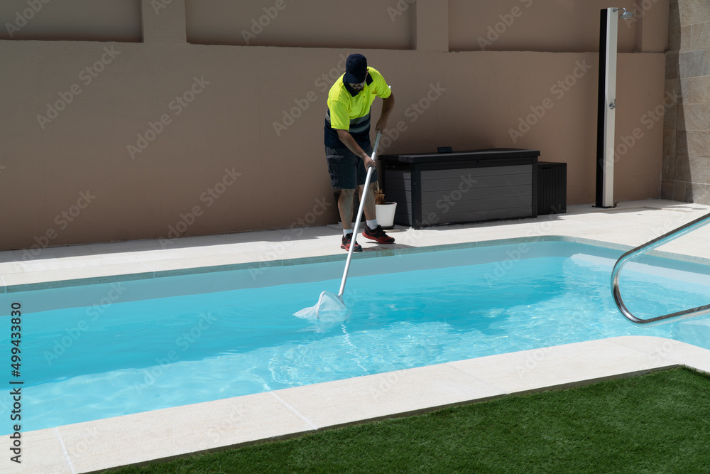 Operator cleaning a swimming pool with a butterfly trap - obrazy, fototapety, plakaty 