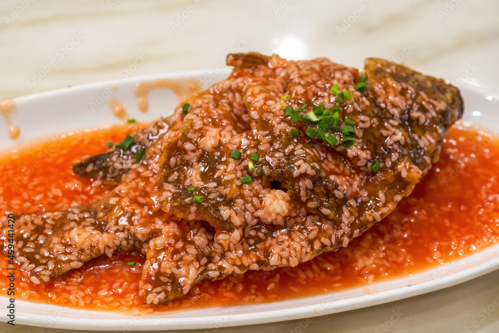 A crispy, sweet and sour Guangxi dish, sweet and sour sweet wine fish A crispy, sweet and sour Guangxi dish, sweet and sour sweet wine fish