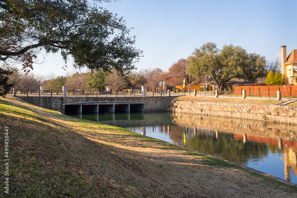 Ταπετσαρία Cross Bend Rd bridge over the water channel in Plano, Texas