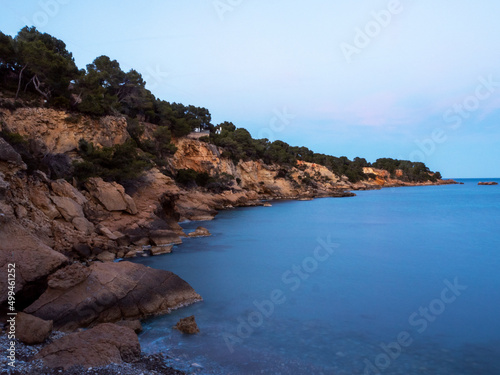 imagen de la playa con las rocas a última hora del día, en una playa de l'Ametlla de Mar