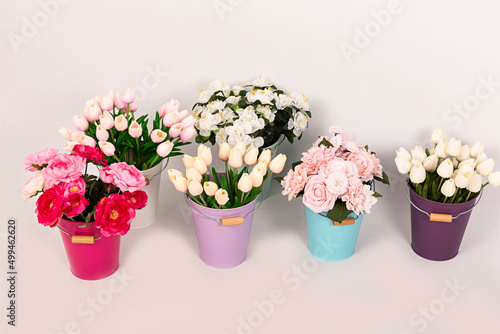 Fototapeta Naklejka Na Ścianę i Meble -  Flores variadas en maceteros de colores.