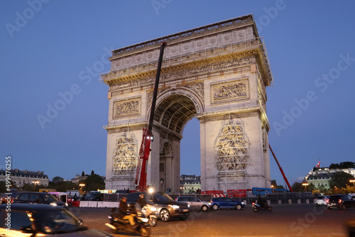 Dismantling work of a temporary art installation on the Arc de Triomphe in Paris © Andrei Antipov