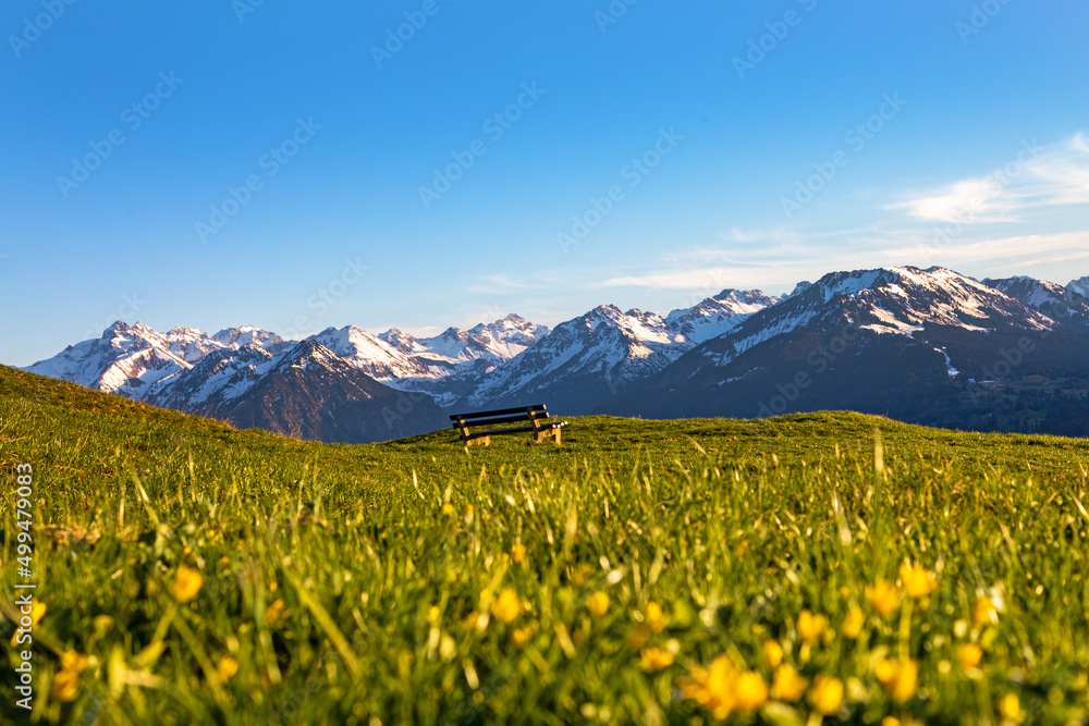 Allgäu - Wandern - Bank - Bergkette - Alpen - Frühling - Yoga