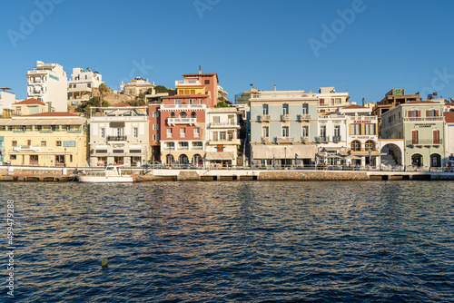 Blick auf den Hafen von Agios Nikolaos auf Kreta  Griechenland  im Hintergrund farbenfrohe H  user  direkt am Wasser des Hafen gebaut