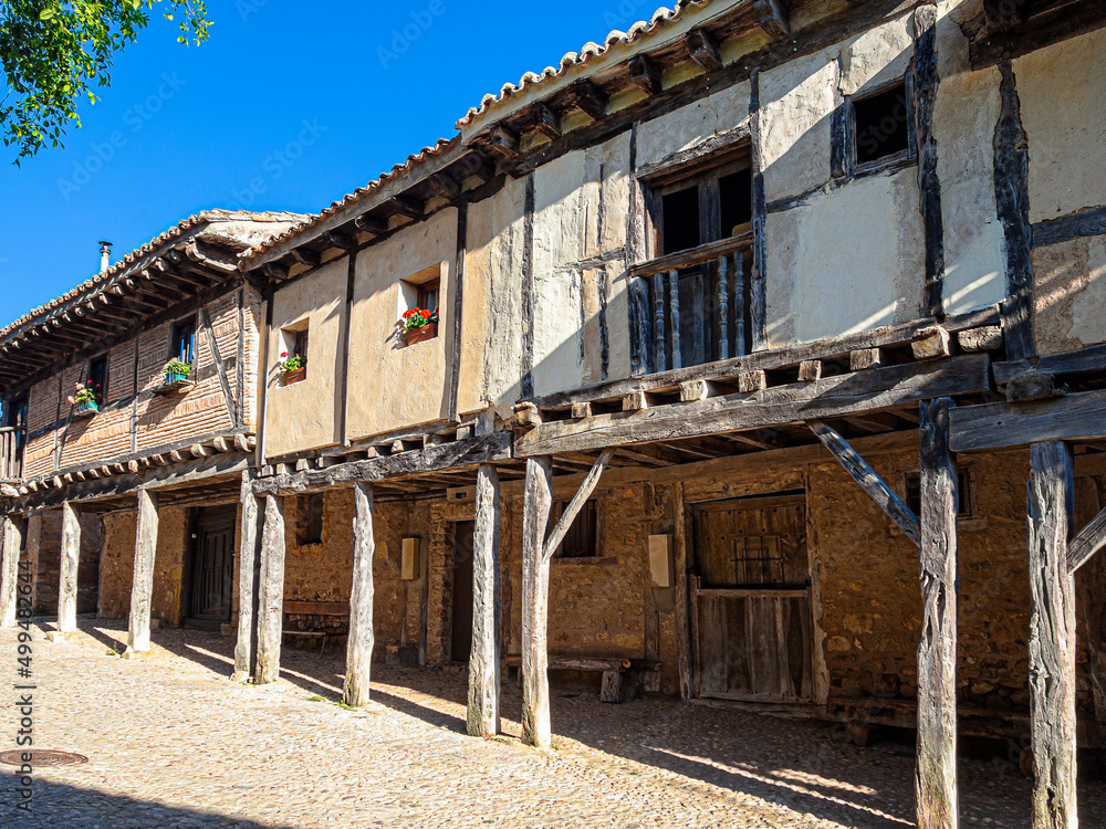 Vistas de casas de arquitectura medieval de madera,  en el pueblo de Calatañazor en España, província de Soria, en el verano de 2021