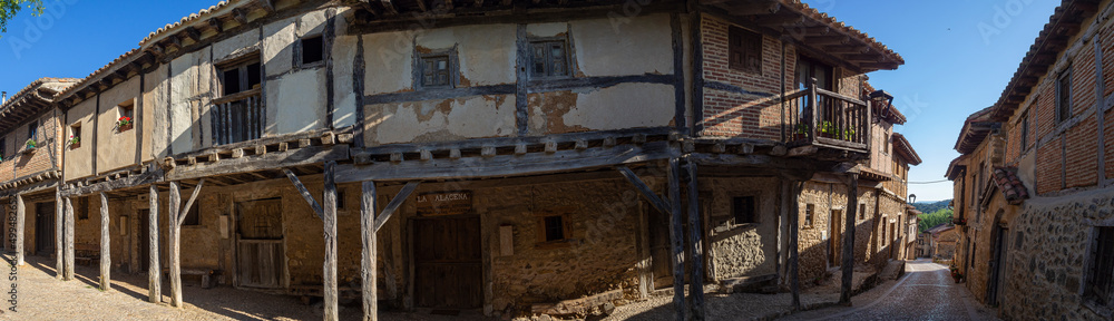 Vistas de casas de arquitectura medieval de madera,  en el pueblo de Calatañazor en España, província de Soria, en el verano de 2021