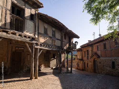 Vistas de casas de arquitectura medieval de madera,  en el pueblo de Calatañazor en España, província de Soria, en el verano de 2021