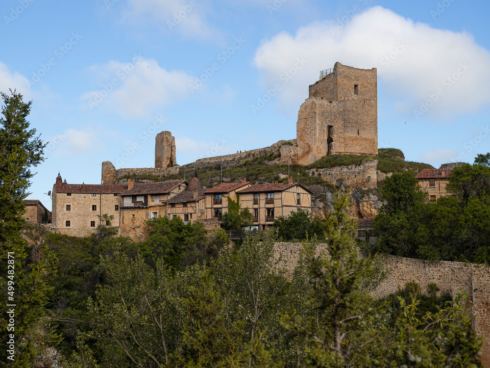 Paisaje con vistas de la muralla y el castillo en ruinas de Calatañazor en Soria España, verano de 2021