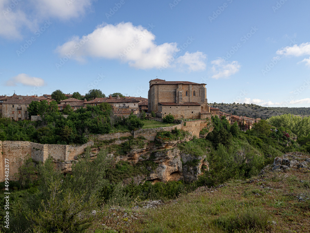 Preciosas vistas de las ruinas del castillo de Calatañazor en Soria, rodeado de naturaleza verde con cielo azul y nubes en España, verano de 2021