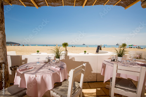 南フランスサントロペのビーチレストランのピンクと白のテーブルカバーをした可愛いテラス席
