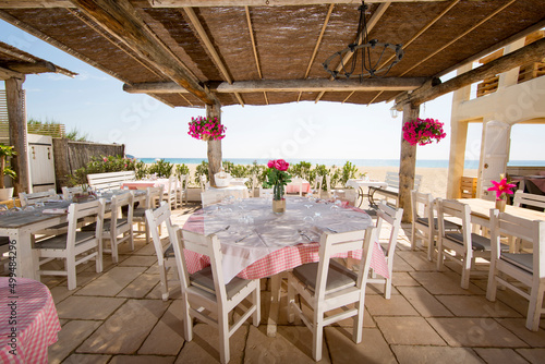 南フランスサントロペのビーチレストランのピンクと白のテーブルカバーをした可愛いテラス席
